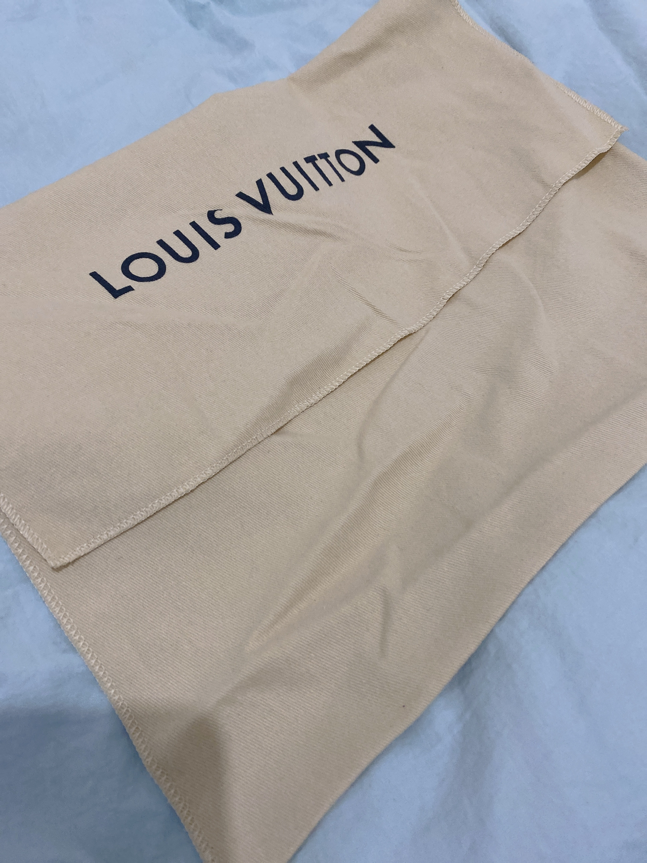 LV最新防塵袋，時(shí)尚界的秘密武器，保護(hù)你的珍貴物品不受塵埃侵?jǐn)_??