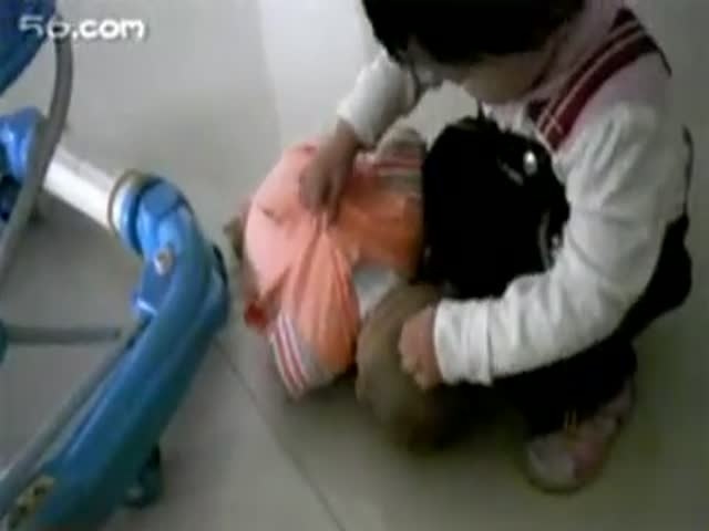 狂虐嬰兒視頻引發(fā)社會憤怒，道德和法律界限不可逾越