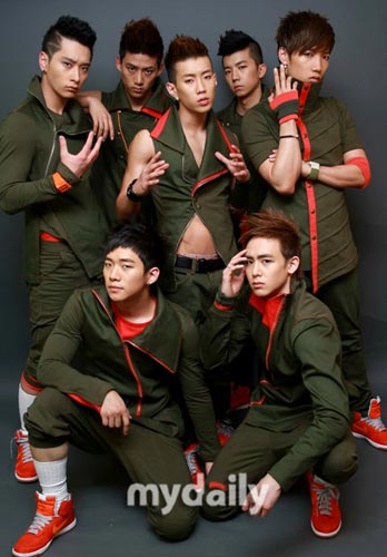 韓國2PM組合最新動(dòng)態(tài)，小巷音樂風(fēng)暴與隱藏小店探秘