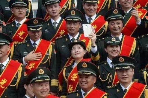 軍官轉(zhuǎn)業(yè)政策最新探索，小巷獨(dú)特風(fēng)味與轉(zhuǎn)業(yè)安置新動(dòng)向