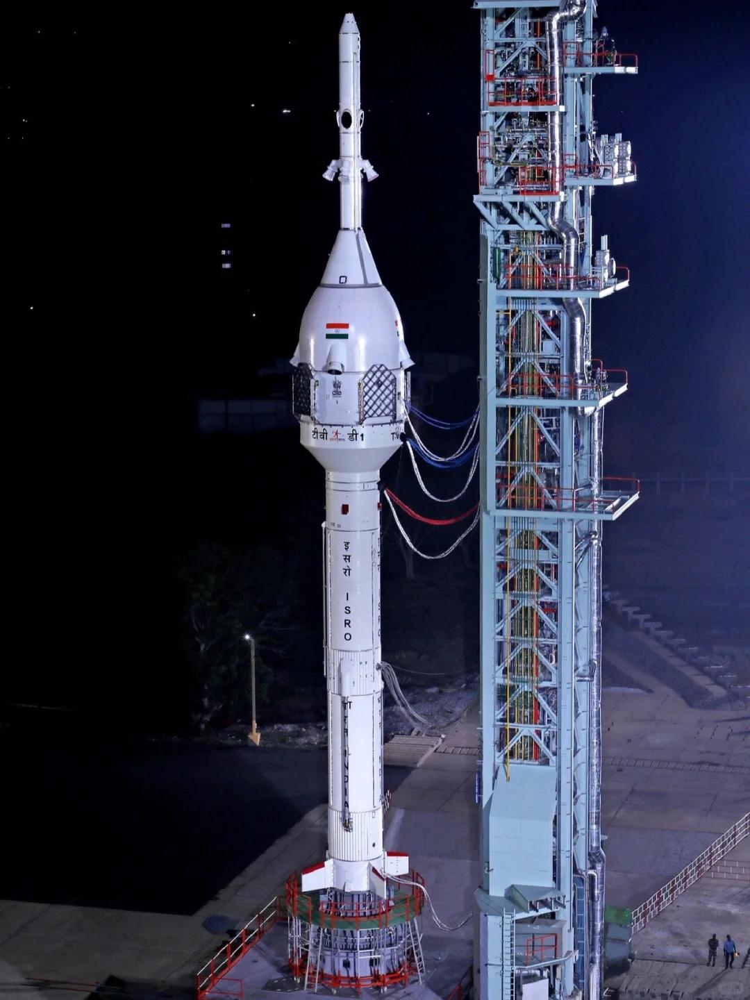 最新衛(wèi)星火箭，雙刃劍效應(yīng)下的發(fā)展觀點(diǎn)解析