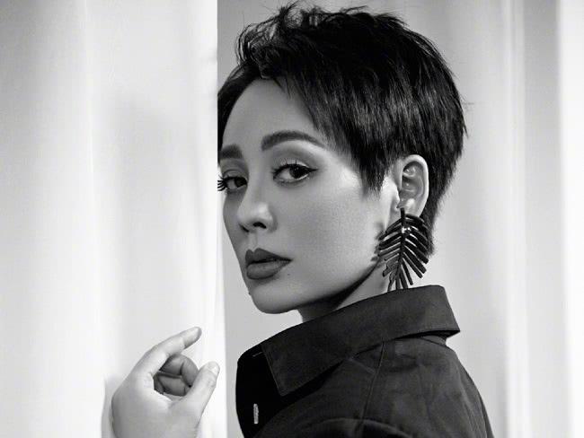 成旭演員，科技之光下的生活重塑者