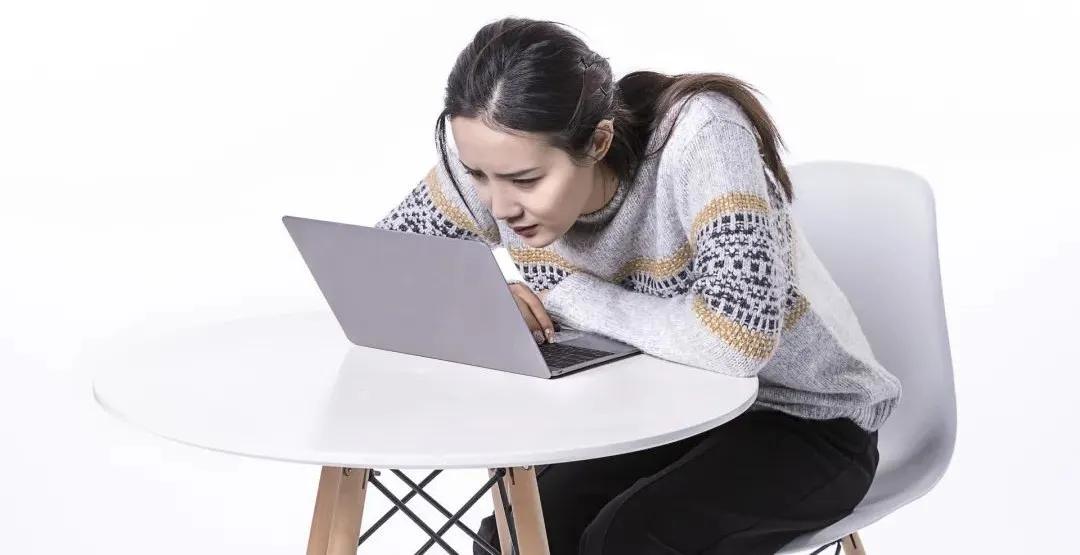 駝背男明星的人生舞臺，身體特征與星光熠熠的輝煌探索