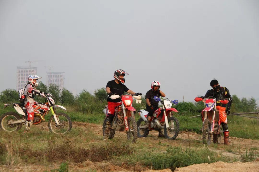 越野摩托車比賽，小巷中的熱血激情與神秘探險之旅