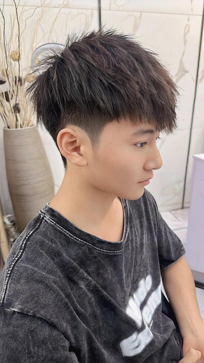 時(shí)尚變遷，探索短發(fā)型風(fēng)潮與影響，展望2025最新流行趨勢(shì)