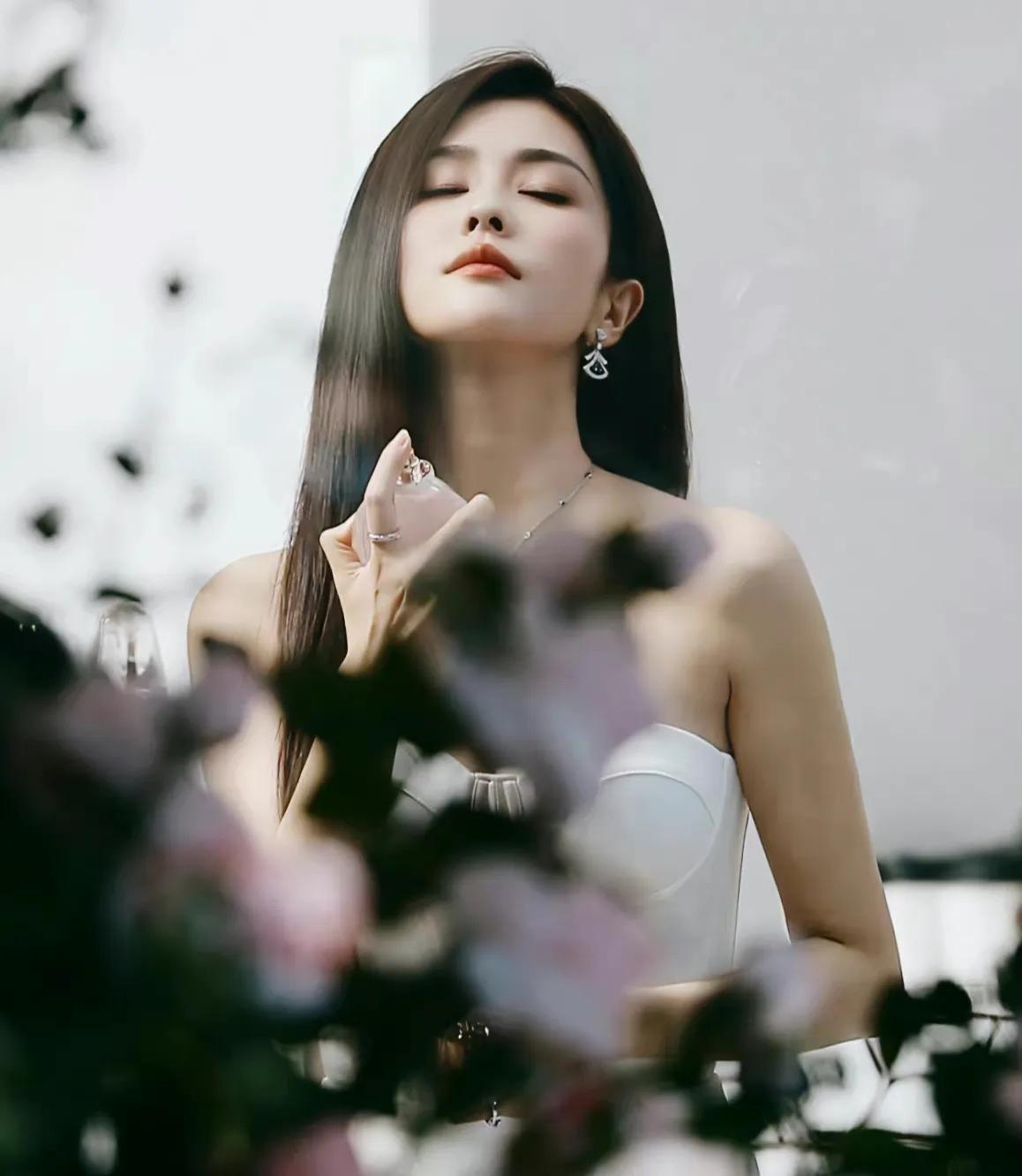 劉雯最新壁紙，時尚魅力的完美展現(xiàn)