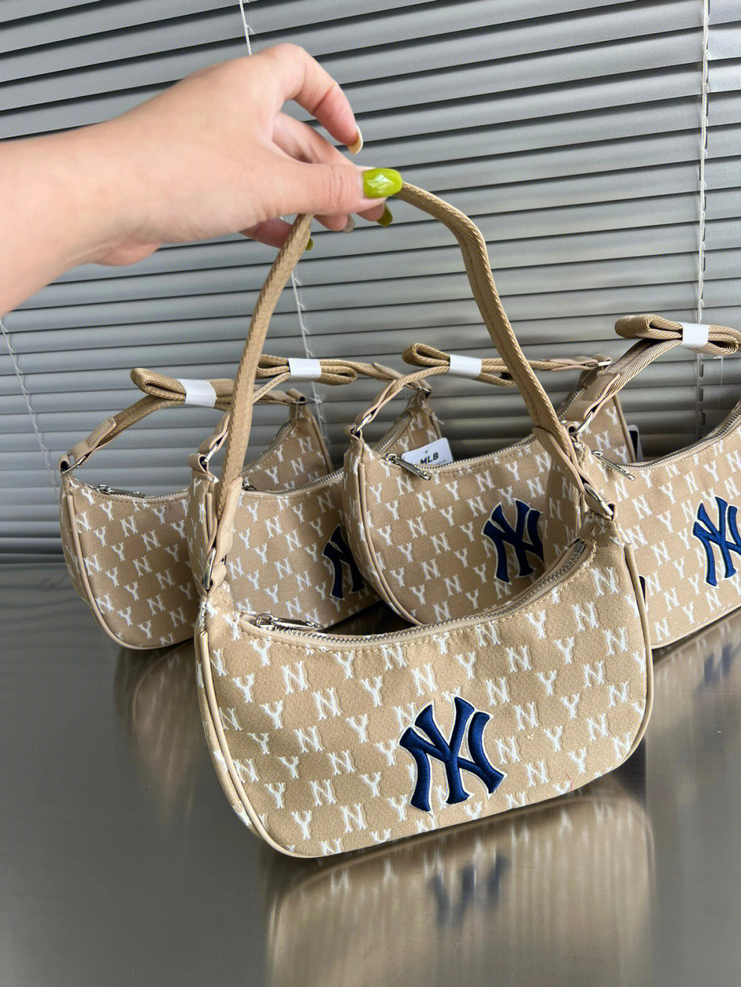 MLB包最新潮流，科技重塑時(shí)尚，完美融合功能與美觀(guān)