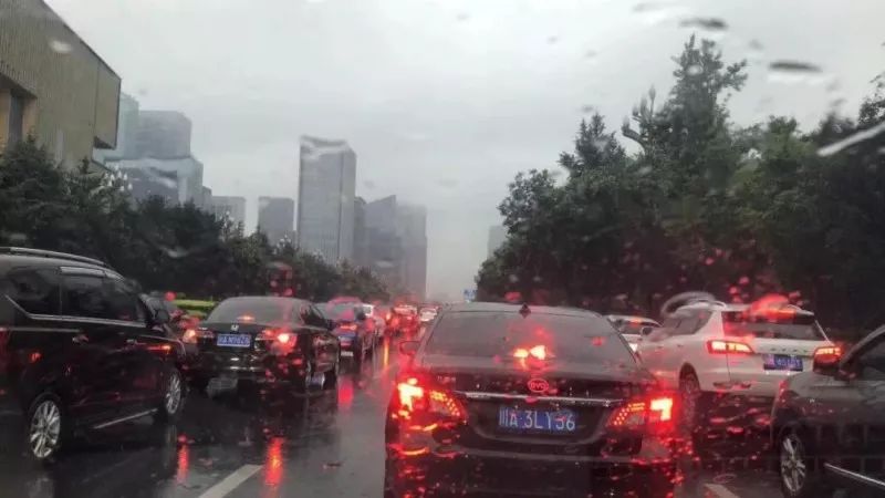 成都暴雨下的驚喜探索，小巷特色小店