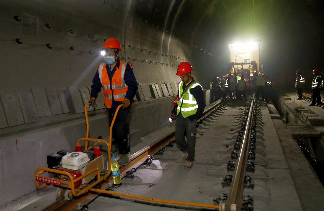 青藏高鐵，高原與繁榮的鋼鐵巨龍連接線