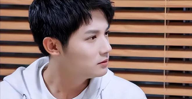 鄭業(yè)成最新行程揭秘，忙碌明星之旅的足跡